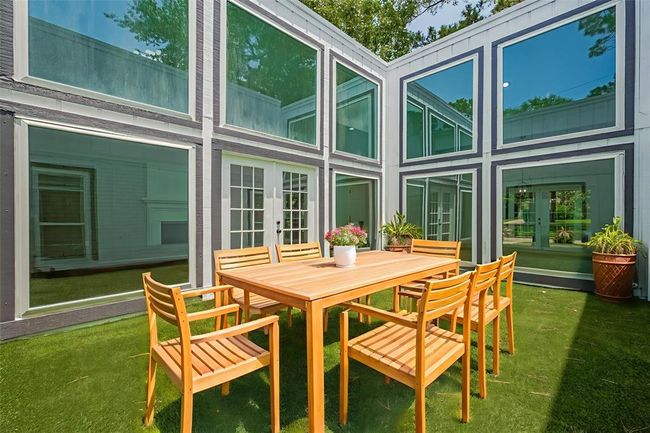 Atrium/sun room. Virtually staged | Image 24