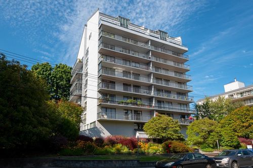 501 - 1745 Esquimalt Avenue, Condo with 2 bedrooms, 1 bathrooms and 2 parking in West Vancouver BC | Card Image