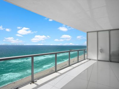 1607 - 17121 Collins Ave, Condo with 1 bedrooms, 2 bathrooms and null parking in Sunny Isles Beach FL | Image 3