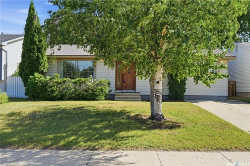 1409 Duffield St W, House with 3 bedrooms, 2 bathrooms and 2 parking in Moose Jaw SK | Card Image