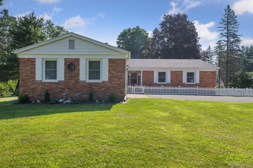 114 Park Ave, Holly, MI, 48442-1422 | Card Image