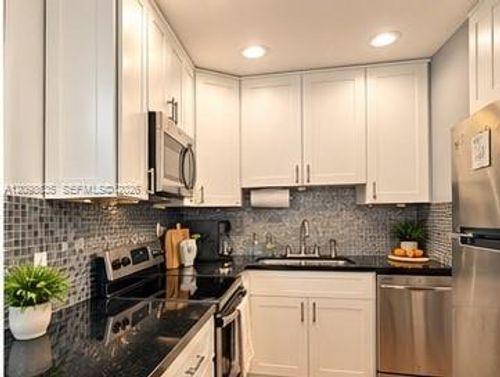 203-3000 Ne 16th Ave, Oakland Park, FL, 33334 | Card Image