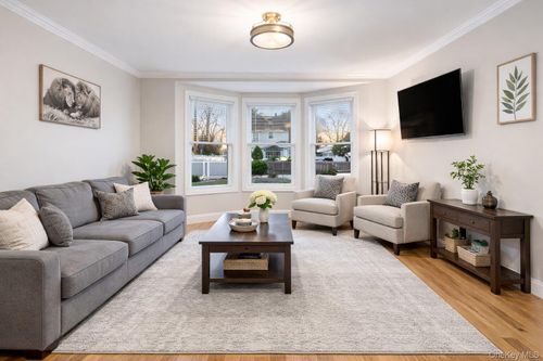 23 Pineview Blvd, Central Islip, NY, 11722-2947 | Card Image