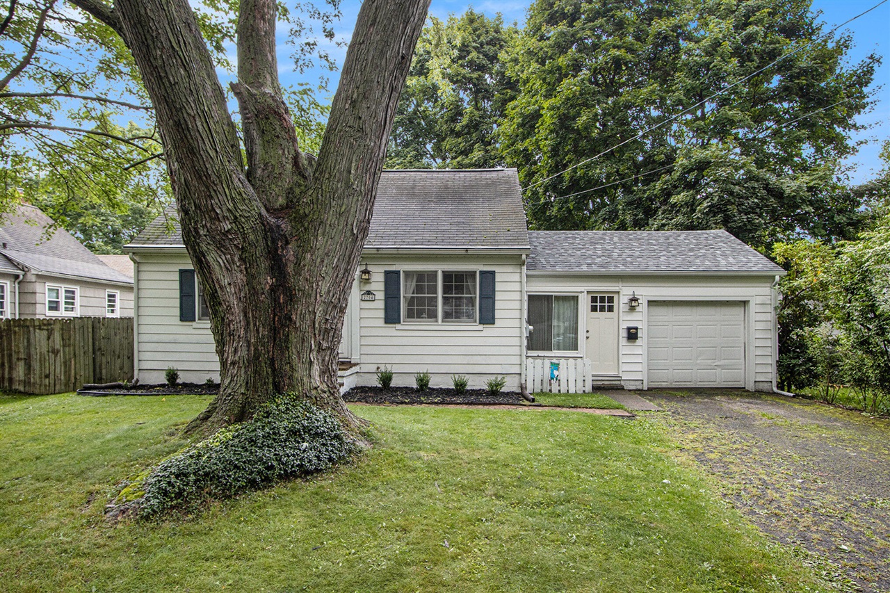 Lorraine Ave, Kalamazoo, MI 49008