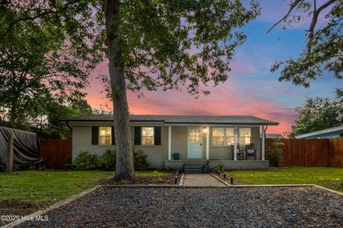 424 Keziah St, Oak Island, NC, 28465-8015 | Card Image