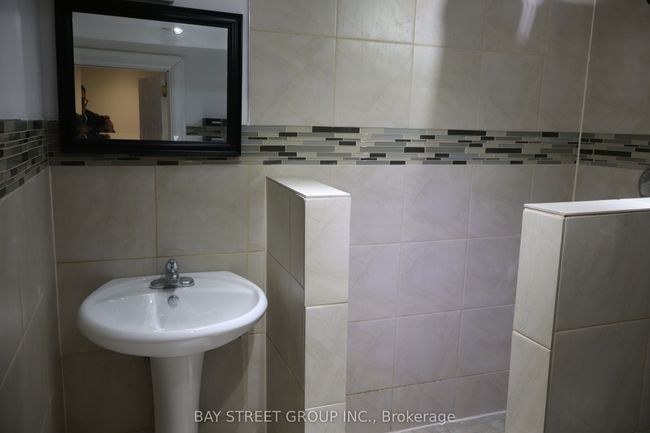 28 Mount Pleasant Dr, House attached with 3 bedrooms, 3 bathrooms and 1 parking in Brampton ON | Image 5