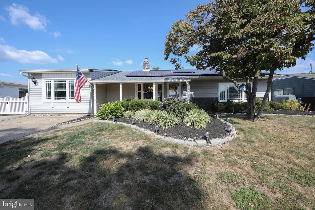 Friendly Ln, Levittown, PA 19055