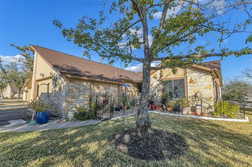 33 Oaks Pl, Lago Vista, TX, 78645-6979 | Card Image