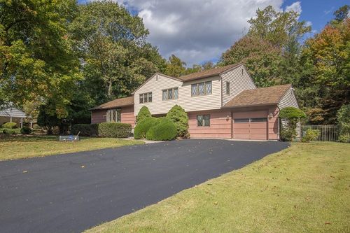 9 Robin St, Pearl River, NY, 10965-2833 | Card Image