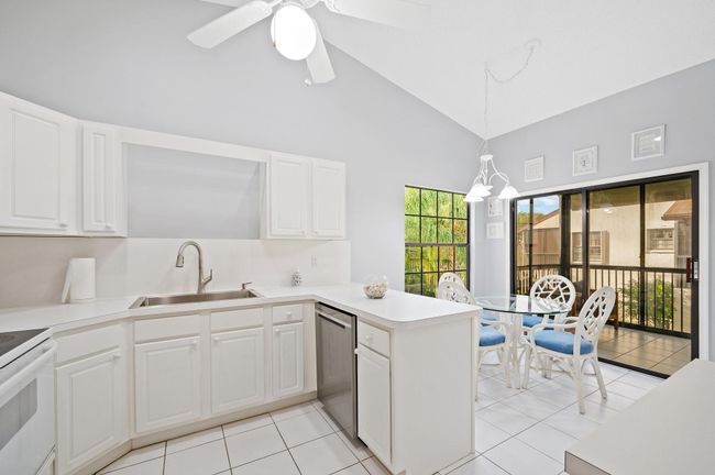 3258 Jog Park Dr, Condo with 2 bedrooms, 2 bathrooms and null parking in Greenacres FL | Image 9