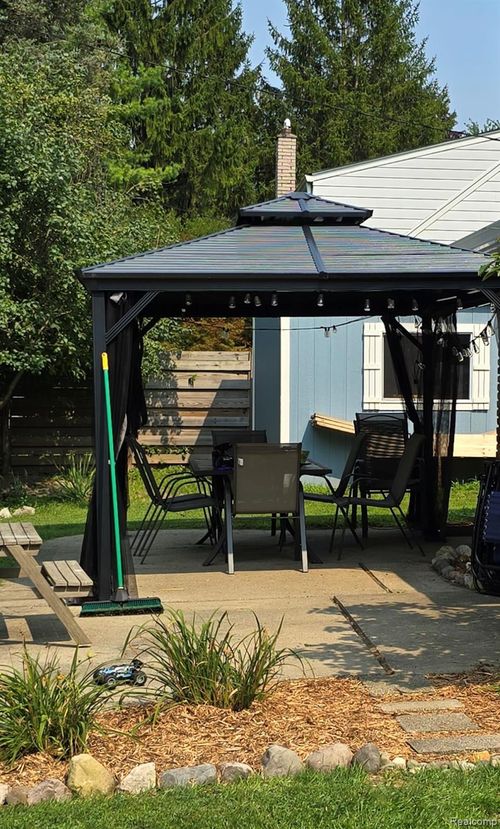 32920 6 Mile Rd, Livonia, MI, 48152-3278 | Card Image