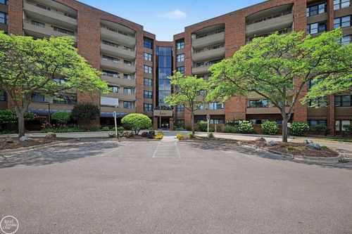 3412 Country Club Dr, Saint Clair Shores, MI, 48082-1099 | Card Image