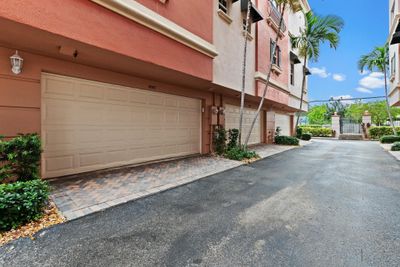 2003 - 1033 Ne 17 Th Way, Townhouse with 4 bedrooms, 3 bathrooms and null parking in Fort Lauderdale FL | Image 2