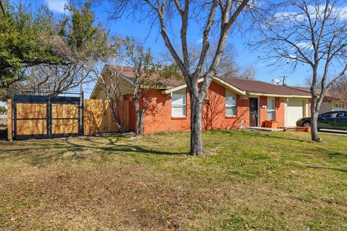 802 La Fiesta Dr, Grand Prairie, TX, 75052-5313 | Card Image