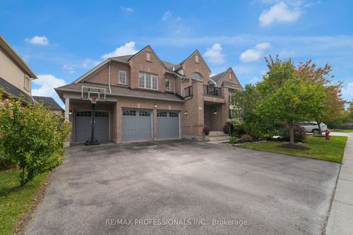 104 Bloomsbury Ave, Brampton, ON, L6P2X1 | Card Image