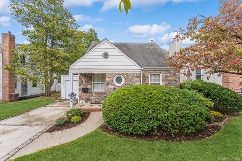 596 Foch Blvd, Williston Park, NY, 11596-1505 | Card Image