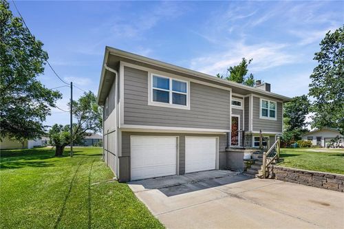 409 W South St, Spring Hill, KS, 66083-8724 | Card Image