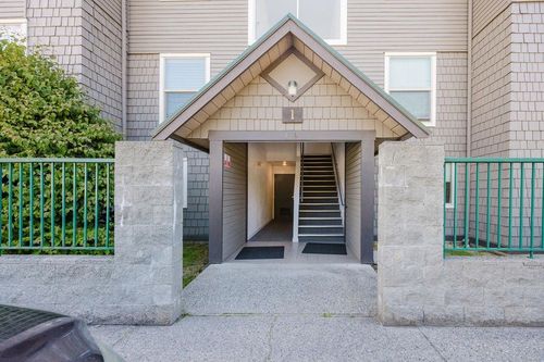 2-622 Farnham Rd, Gibsons, BC, V0N1V8 | Card Image