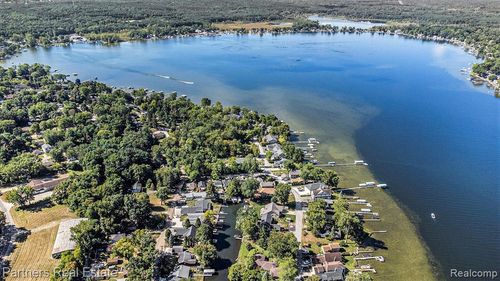 8537 2nd St, Pinckney, MI, 48169-9425 | Card Image