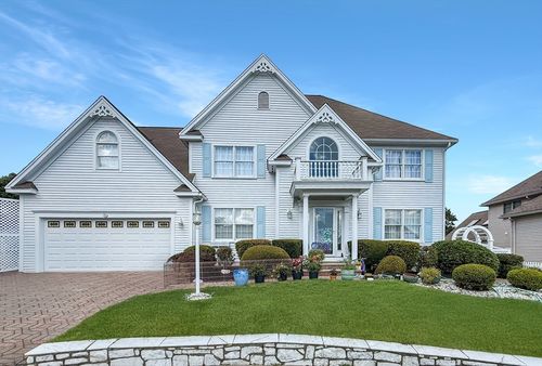 5 Blueberry Ln, Stoneham, MA, 02180-1352 | Card Image