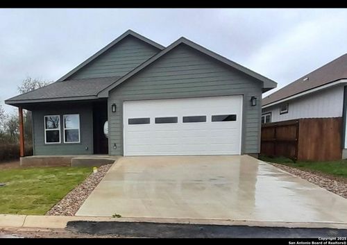 106 Arrow Pt, Fredericksburg, TX, 78624-2638 | Card Image