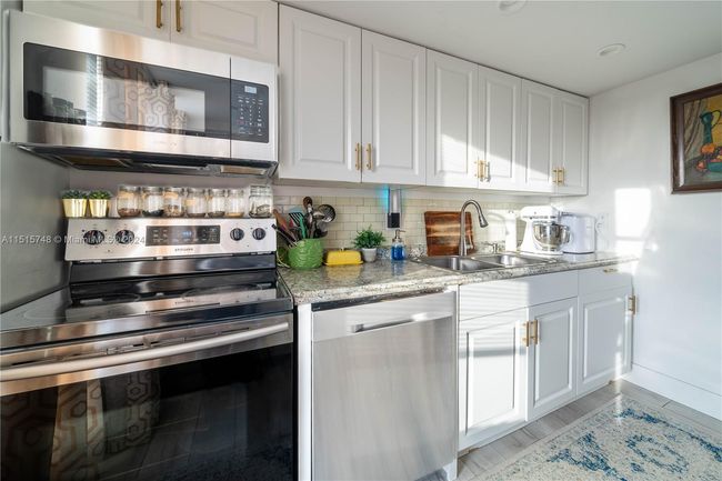 APT-914 - 4174 Inverrary Dr, Condo with 2 bedrooms, 2 bathrooms and null parking in Lauderhill FL | Image 17