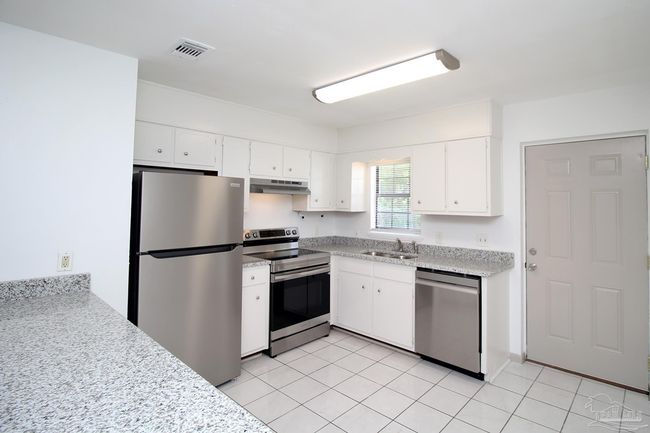 APT-12 - 4964 W Spencer Field Rd, House other with 2 bedrooms, 1 bathrooms and null parking in Pace FL | Image 6