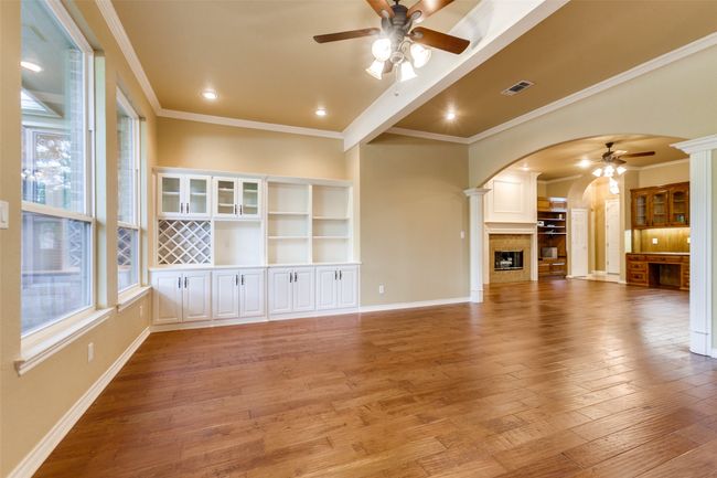 Lots of natural light and extra storage. | Image 10