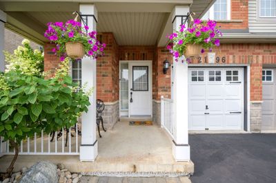 2196 Sutton Dr, Home with 3 bedrooms, 3 bathrooms and 3 parking in Burlington ON | Image 3