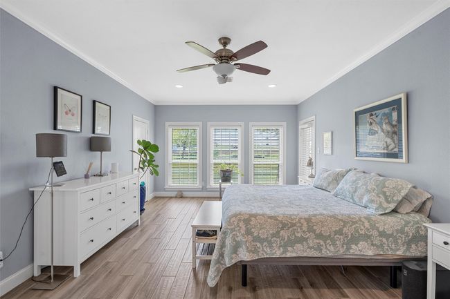 Bedroom featuring crown molding, light wood-style flooring, a ceiling fan, recessed lighting, and baseboards | Image 16