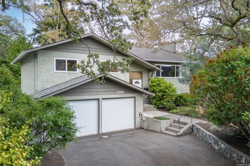 1304 Palmer Close, Saanich, BC, V8P5K6 | Card Image