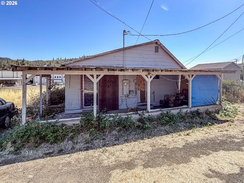 2126 Ne Commercial Ave, Roseburg, OR, 97470-3520 | Card Image