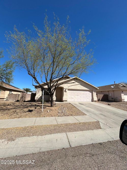 8137 E Sundew Dr, Tucson, AZ, 85710-8575 | Card Image