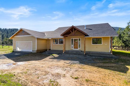 587 E Forks Cir, Cave Junction, OR, 97523-8506 | Card Image
