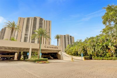 523 - 20301 W Country Club Dr, Condo with 2 bedrooms, 2 bathrooms and null parking in Aventura FL | Image 1