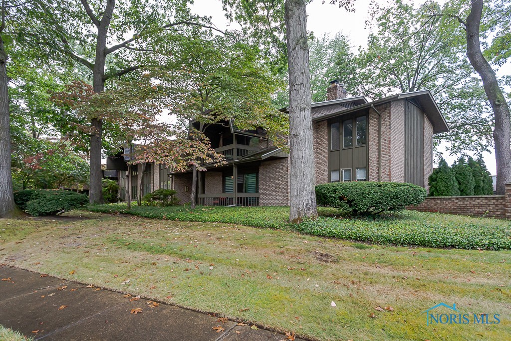 Newcastle Dr, Sylvania, OH 43560