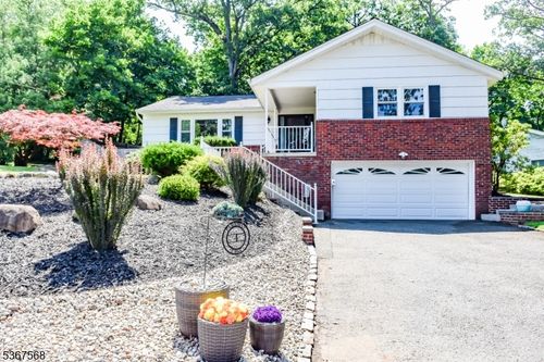4 Parkway E, Caldwell, NJ, 07006-6008 | Card Image