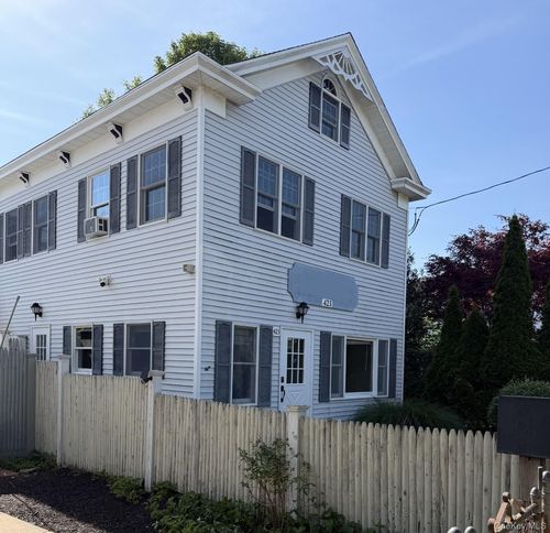 423 1st St, Greenport, NY, 11944-1601 | Card Image