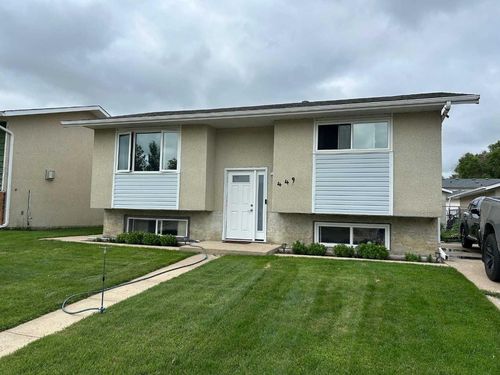 449 20 St Ne, Medicine Hat, AB, T1C1B9 | Card Image