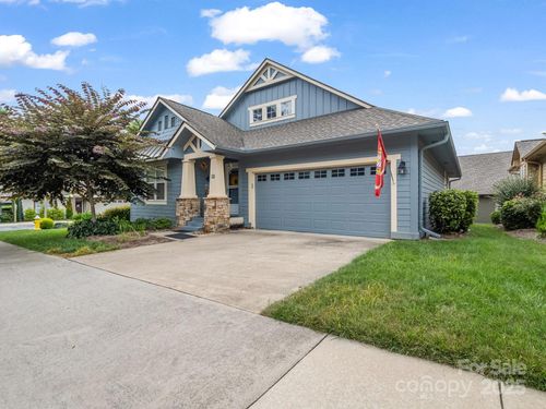 27 Gray Wolf Ln, Hendersonville, NC, 28792-7423 | Card Image