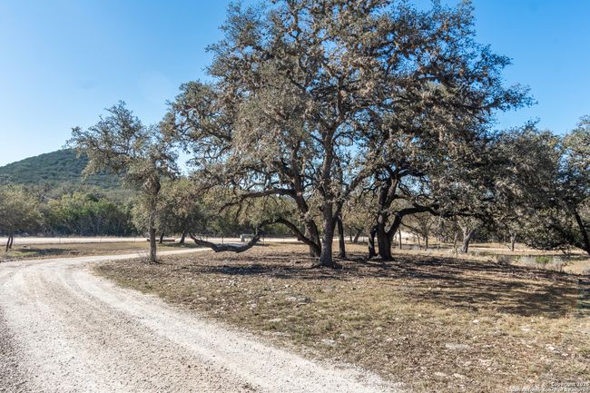 381 Camino Primero, House other with 3 bedrooms, 2 bathrooms and null parking in Leakey TX | Image 52