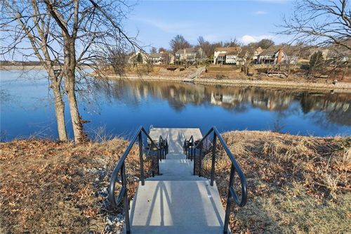 232 Ne Bayview Dr, Lee's Summit, MO, 64064-1541 | Card Image