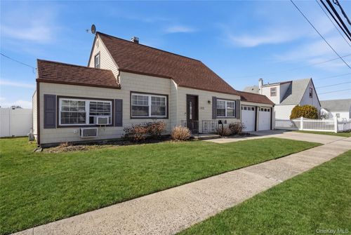 192 Mill Rd, Valley Stream, NY, 11581-2526 | Card Image