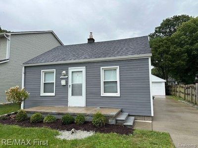 23352 Tawas Avenue, Home with 3 bedrooms, 1 bathrooms and null parking in Hazel Park MI | Image 2