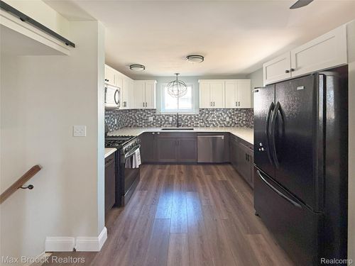8055 Donna St, Westland, MI, 48185-1774 | Card Image