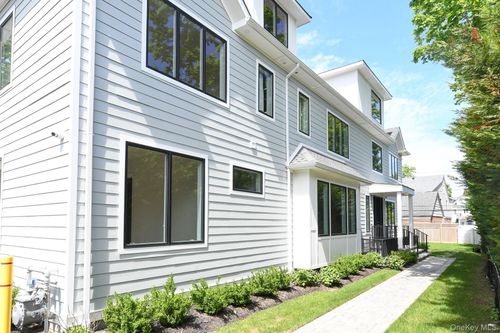 8 Sealy Dr, Lawrence, NY, 11559-2420 | Card Image