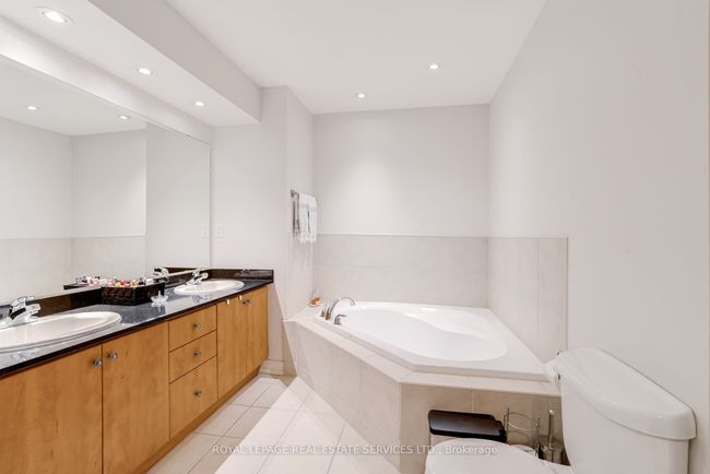 12 - 1968 Bloor St W, House attached with 3 bedrooms, 3 bathrooms and null parking in Toronto ON | Image 22