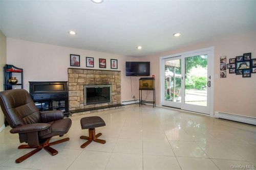 2 Thorne Ct, Bethpage, NY, 11714-3210 | Card Image