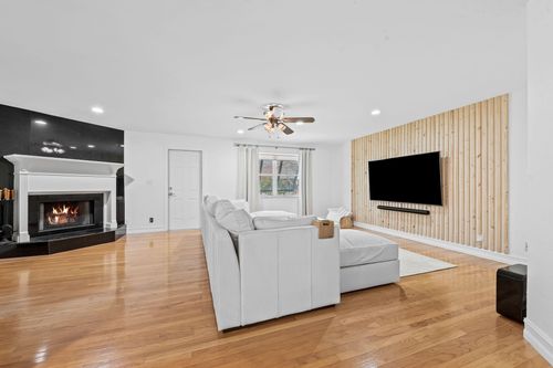 27 Ne 16th Ave, Pompano Beach, FL, 33060-6727 | Card Image