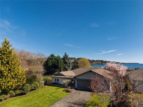 3819 Beachview Pl, Victoria, BC, V8P5N8 | Card Image